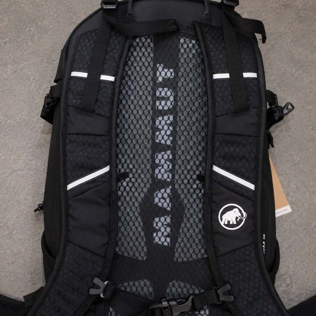 Mammut Lithium 25 - Lightweight hiking and trekking backpack (Black)